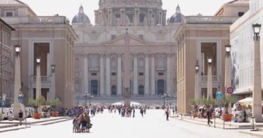 Vatikan 'daki Aziz Peter Bazilikası' nın önündeki Via della Conciliazione. Roma 'nın merkezi Vatikan' daki Katedral Bazilikası İtalya.