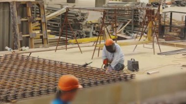 Bir kaynakçı metal bir yapıyı kaynak yapar. Kaynak metal yapımı. Güçlendirilmiş beton takviyesi