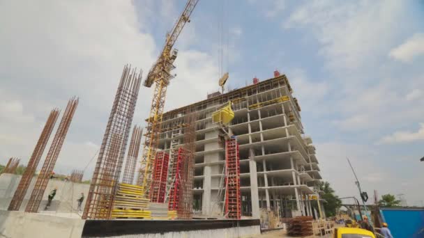 De bouw van een residentiële bouwtijd vervalt. Bouwplaats — Stockvideo