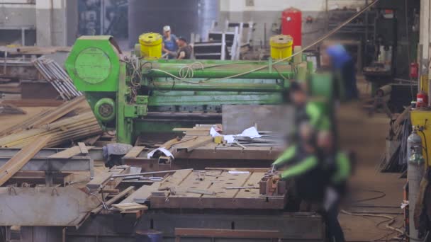 Металлостроительный завод. Люди работают на заводе по производству металлоконструкций — стоковое видео