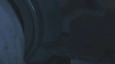 Öğütücü tekerlekten kıvılcımlar, gıcırdayan tekerlek yakın plan. Metal öğütme makinesinden kıvılcımlar.