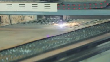 CNC makinesinde zaman aşımına uğramış metal kurusıkı kesmek. Gaz kesme işi. Fabrikada gaz kesimi..