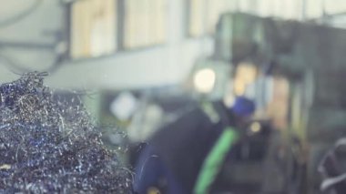 Torna tezgahından metal talaşı. metalcilik atölyesi