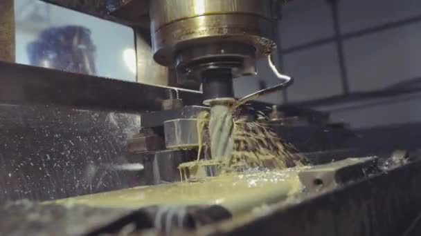 正在生产中的铣床.铣床上金属零件的加工 — 图库视频影像