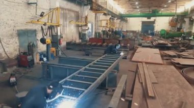 Metal yapılar için atölyede çalışıyorum. Metal yapıların montajı için atölyenin içinde