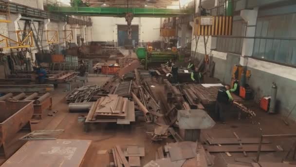 금속 구조물 조립 공장. 금속 공장의 용접공. 금속 구조물을 조립하기 위해 작업장을 가로질러 있는 모습. — 비디오