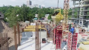 Modern bir konut inşaatı. İnşaat alanında çalışanlar. Güçlendirilmiş beton yapıların inşası.