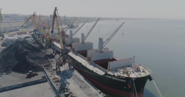 Das Frachtschiff ist mit Getreide gefüllt. Verladung von Frachtschiffen im Hafen — Stockvideo