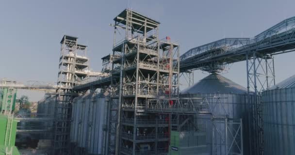 Elevador de grano vista aérea, elevador de grano de acero. Almacenamiento de granos industriales — Vídeos de Stock