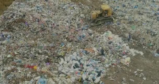 Flying over a garbage bin, flying over a city landfill, people at a landfill — Stock Video