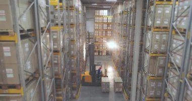 Geniş modern depo panoramik manzarası. Depoda çalışmak için gerekli ekipman. Depoda bir sürü insan çalışıyor..