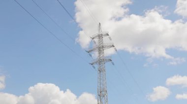 Elektrik taşıma hattı. Yüksek voltajlı kule. Aktarım kuleleri zaman atlaması, arkaplanda bulutlar.