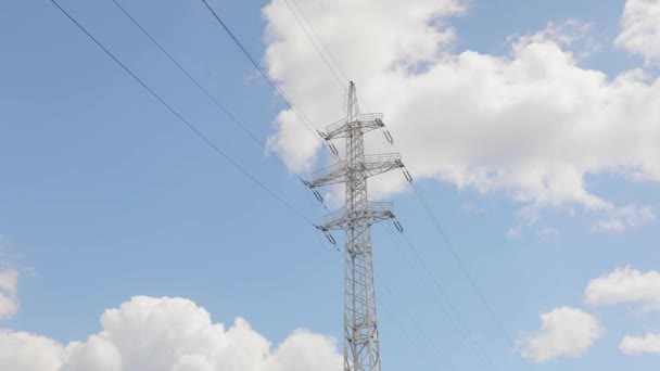 送電線だ。高電圧タワー。伝送塔の時間経過、背景の雲. — ストック動画