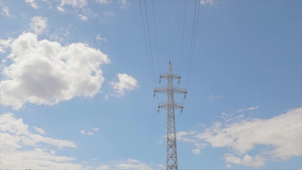 Linie de transport electricitate. Turnul de înaltă tensiune. Nori frumoși pe fundalul stâlpilor de electricitate se scurg. Linie de transport electricitate. Turnul de înaltă tensiune — Videoclip de stoc
