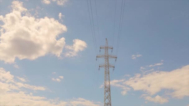 전기 수송 라인. 고전압 타워. 시간 감소의 배경으로 아름다운 구름이 떠 있습니다. 전기 수송 라인. 고압 탑 — 비디오