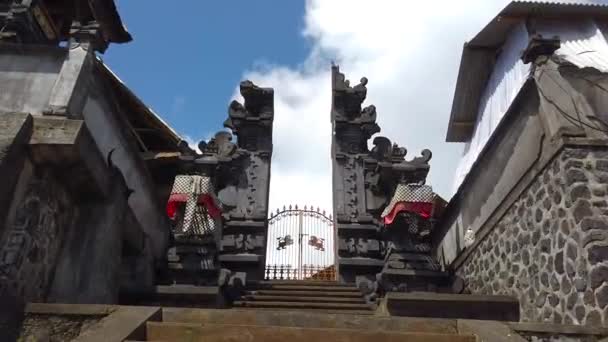 Traditionell arkitektur i Bali. Entré till ett hinduiskt tempel. Porten till templet i Bali — Stockvideo