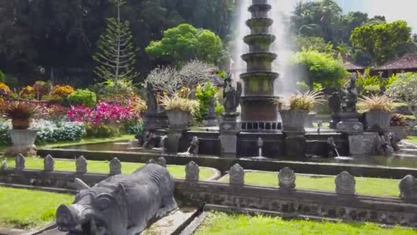 Tradiční balijská architektura, starobylá kašna na Bali. Fontána v tradičním balijském stylu — Stock video