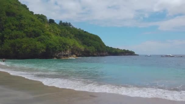 Belle plage à Bali, les gens se détendent sur la plage à Bali — Video