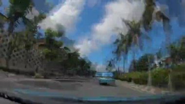 Bali yolundaki trafik zaman turları. Bali 'ye bir gezi, araba penceresinden manzara, zaman turları.