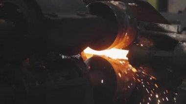 Sıcak metal kurdele, metal işleme tesisinde üretim süreci, üretim aşamasında yuvarlanan metal, pırıl pırıl metal silindirlerde yuvarlanma.