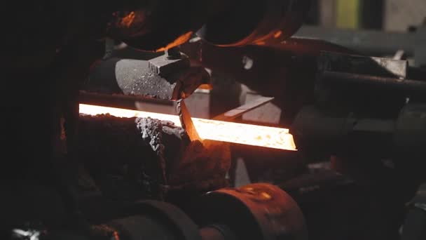 Déplacement sur un ruban métallique chaud, processus de production dans une usine de laminage de métaux, laminage du métal en phase de production de boules, laminage à travers des rouleaux métalliques étincelants — Video