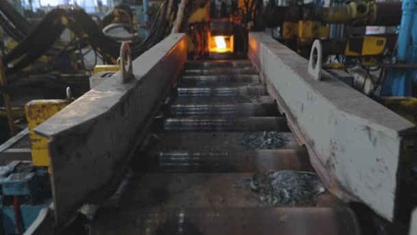 Laminage du métal en production, déplacement sur un ruban métallique chaud, phase de production de billes, processus de production dans une usine de laminage de métaux, laminage à travers des rouleaux métalliques étincelants — Video