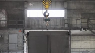 Metal topları olan fabrika mıknatısı, endüstriyel mıknatıs, top üretimi, bilye üretimi.