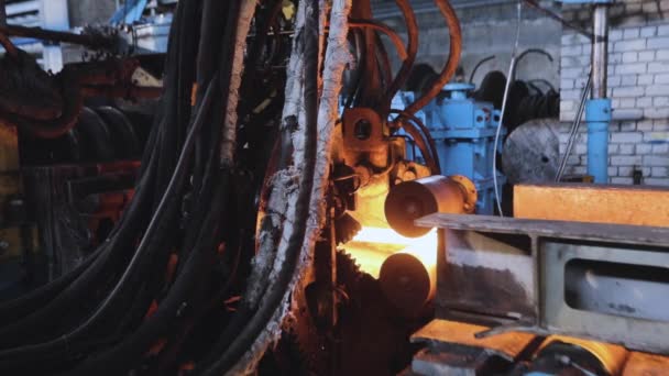 Déplacement sur un ruban métallique chaud, laminage de métal en production, phase de production de billes, processus de production dans une usine de laminage de métaux, laminage à travers des rouleaux métalliques étincelants — Video