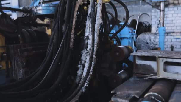 Bewegen auf einem heißen Metallband, Walzen von Metall in der Produktion, Kugelproduktionsphase, Produktionsprozess in einem Metallwalzwerk, Walzen durch funkelnde Metallwalzen — Stockvideo