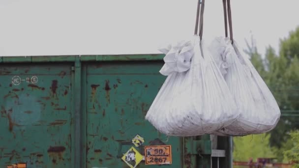 Lasta stora påsar i vagnen på fabriken på en klar dag — Stockvideo