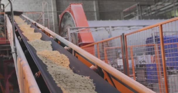 Courroie transporteuse avec billes de sable et de métal. Ligne de courroie transporteuse à l'usine — Video