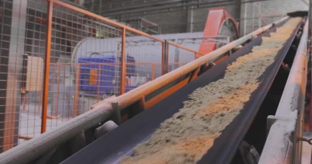 Förderbandlinie in der Fabrik, Förderband mit Sand und Metallkugeln — Stockvideo