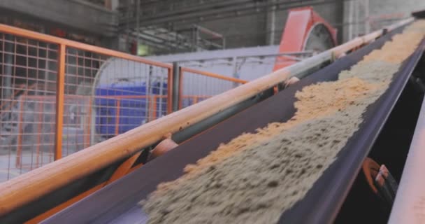 Förderbandlinie in der Fabrik, Förderband mit Sand und Metallkugeln — Stockvideo