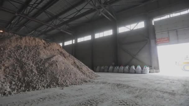 Matériel pour la production de béton aéré. Un grand tas de sable et de pierres. — Video