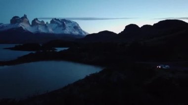 Gün batımında Cerro Payne Grande Dağı ve Torres del Paine manzarası
