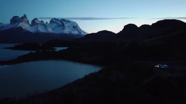 Utsikt över Mount Cerro Payne Grande och Torres del Paine vid solnedgången — Stockvideo