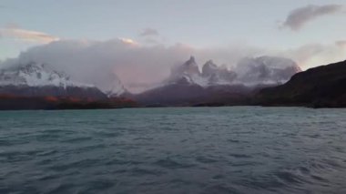 Şili 'deki Nordenskjold Gölü, Patagonya. Cerro Payne Grande Dağı ve Torres del Paine manzarası
