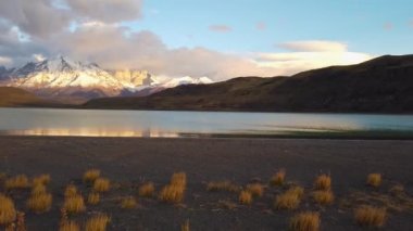 Grande ve Torres del Paine gün batımında, dağların üzerinde güzel bulutlar. Gün batımında patagonya dağları.