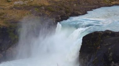 Salto Grande Şelalesi ağır çekim. Salto Grande Şelalesi manzarası. Torres del Paine Ulusal Parkı