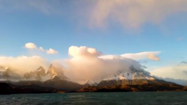Gün batımında patagonya dağları. Cerro Payne Grande Dağı ve Torres del Paine gün batımında, dağların üzerinde güzel bulutlar