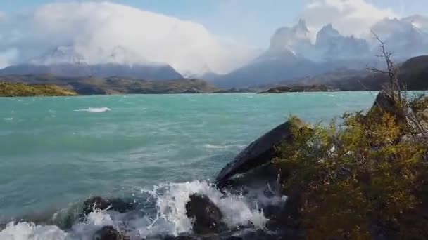 セロ・ペイン・グランデ山とトレス・デル・ペイン山。チリ,パタゴニアのノルデンスケールド湖. — ストック動画