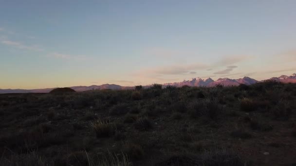 Bergen bij zonsondergang in het Nationaal Park Torres del Paine. Chili, Patagonië — Stockvideo