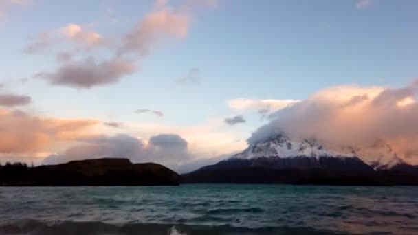 Mount Cerro Payne Grande och Torres del Paine vid solnedgången förfaller. Nordenskjold Lake i Chile, Patagonien. — Stockvideo