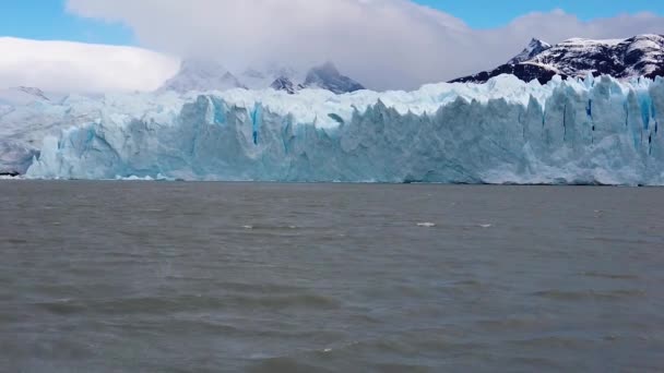 Ghiacciaio grigio Patagonia al rallentatore, Veduta panoramica del lago grigio, Patagonia, Cile — Video Stock