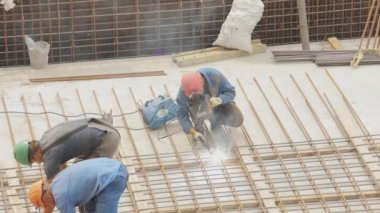 Kaynak metal yapımı. Bir kaynakçı metal bir yapıyı kaynak yapar. Yapı kaynakçısı