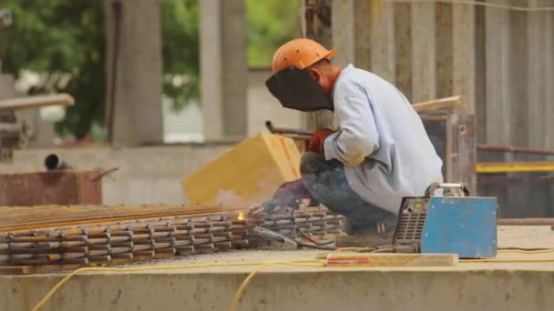 Steel Frame Construction. Welder at a construction site. Welding sparks — Stock Video