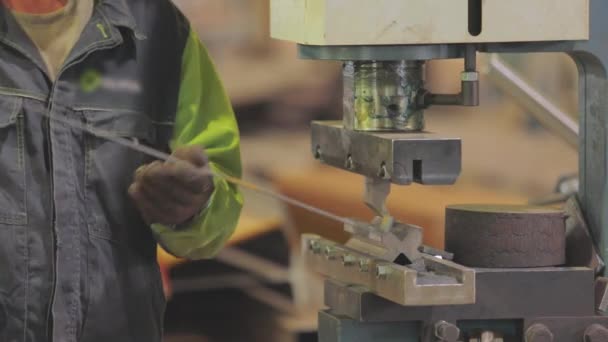 Bükme makinesinde metal bir iş parçasının bükülmesi — Stok video