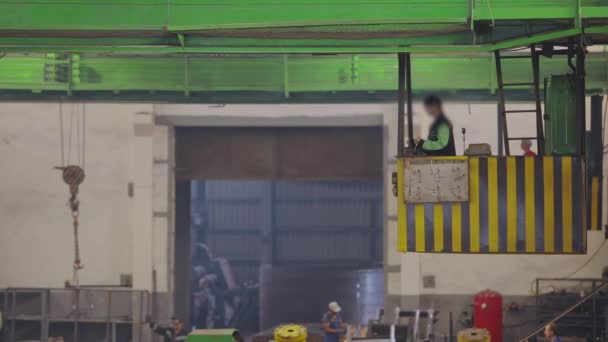 Flux de travail dans une usine, grue à poutre dans une usine, une femme contrôle une grue à poutre — Video