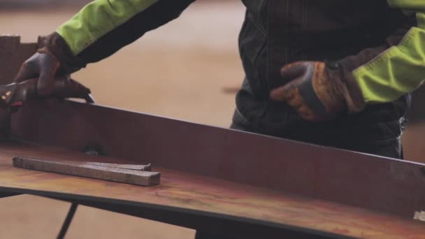 Tovární svářečka. Dělník v továrně svařuje kovovou konstrukci. — Stock video