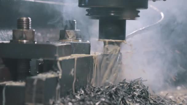 Фрезерний верстат у виробництві. Механічна обробка металевої частини на фрезерному верстаті . — стокове відео